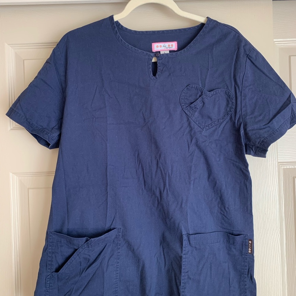 Koi scrub top in L with heart shape pocket